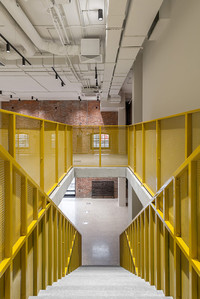 Свет для современного офиса в здании бывшего зернохранилища